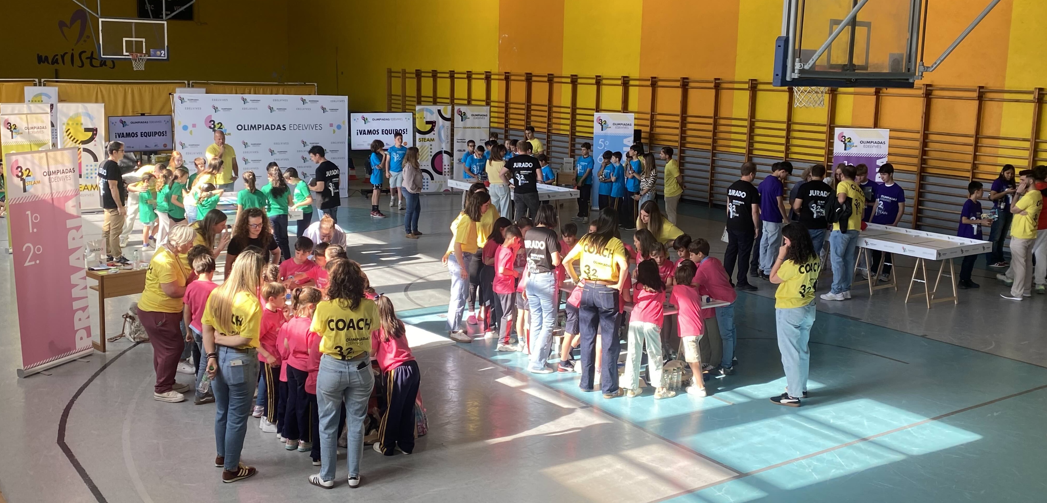 Javier Cendoya, director general de Grupo Edelvives, en su intervención antes de recoger el Premio a la Trayectora de los Premios Empresa del Año Banco Sabadell