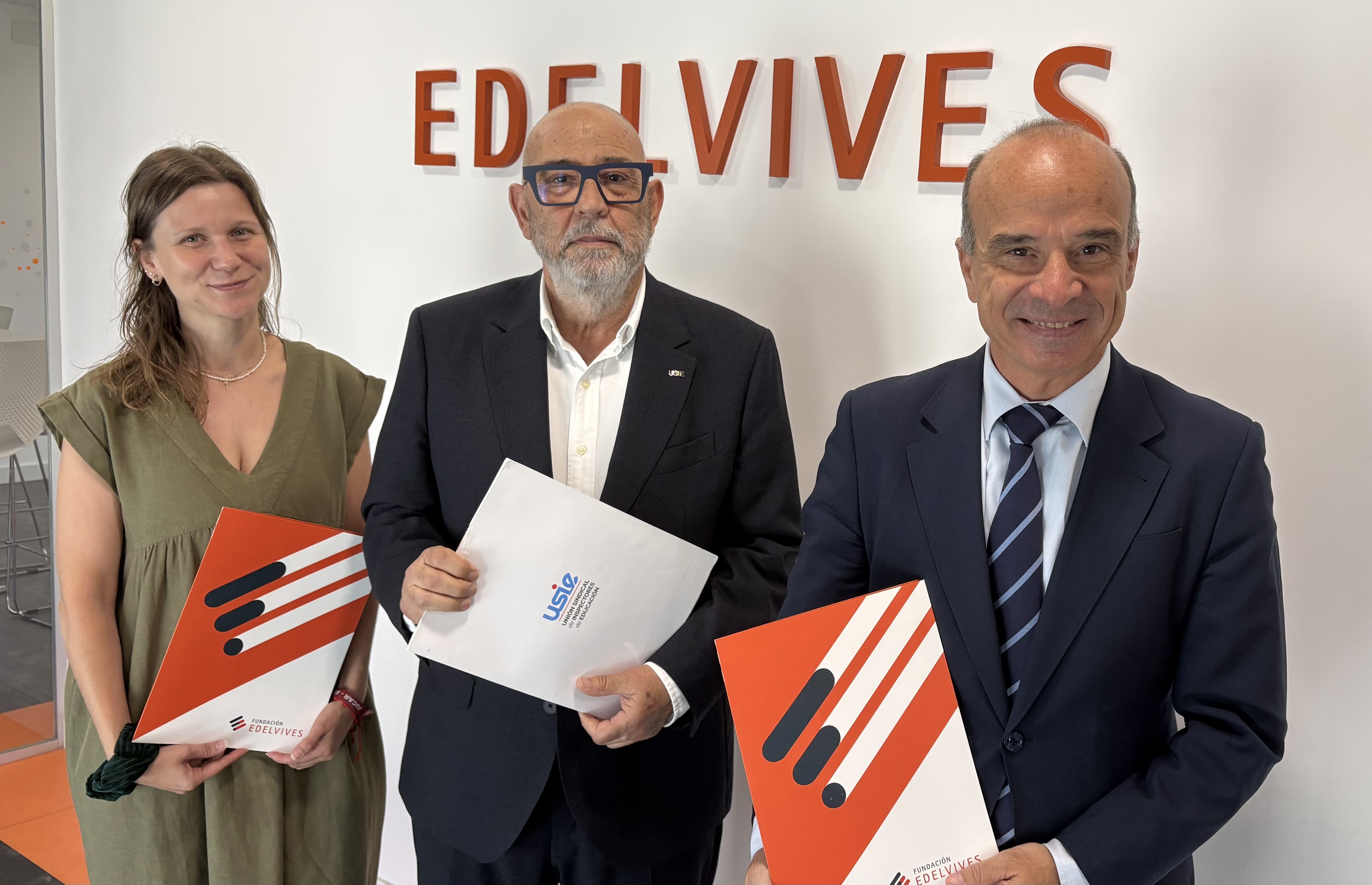 Javier Cendoya, director general de Grupo Edelvives, en su intervención antes de recoger el Premio a la Trayectora de los Premios Empresa del Año Banco Sabadell